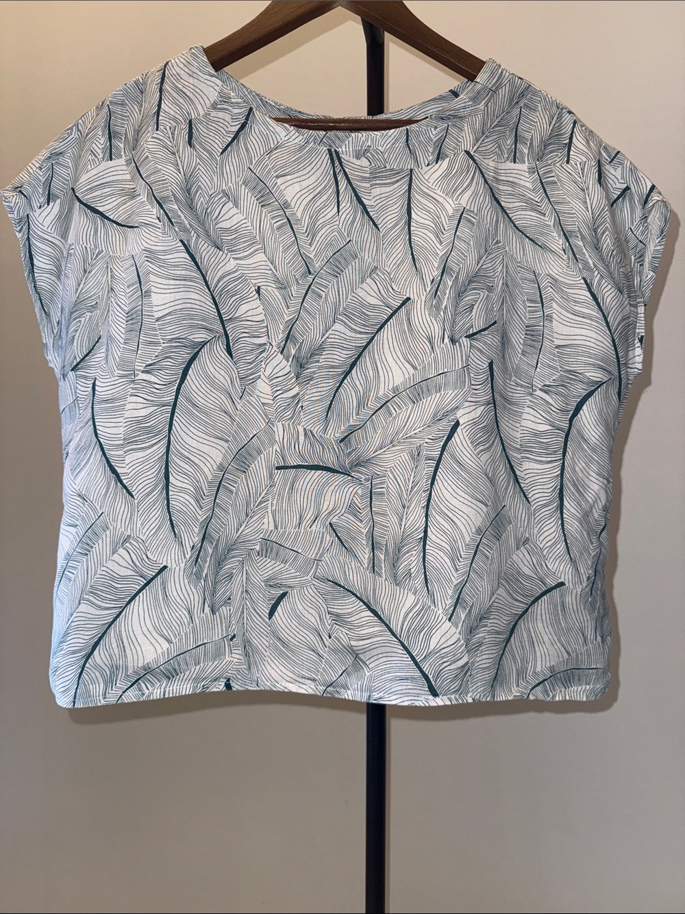 Tahari 100% Linen Tropical Palm Leaf Boxy Relaxed Top w/ Button Back Detail | S